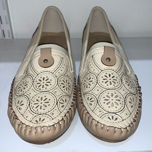 COMFORTABLE BEIGE MOCCASINS